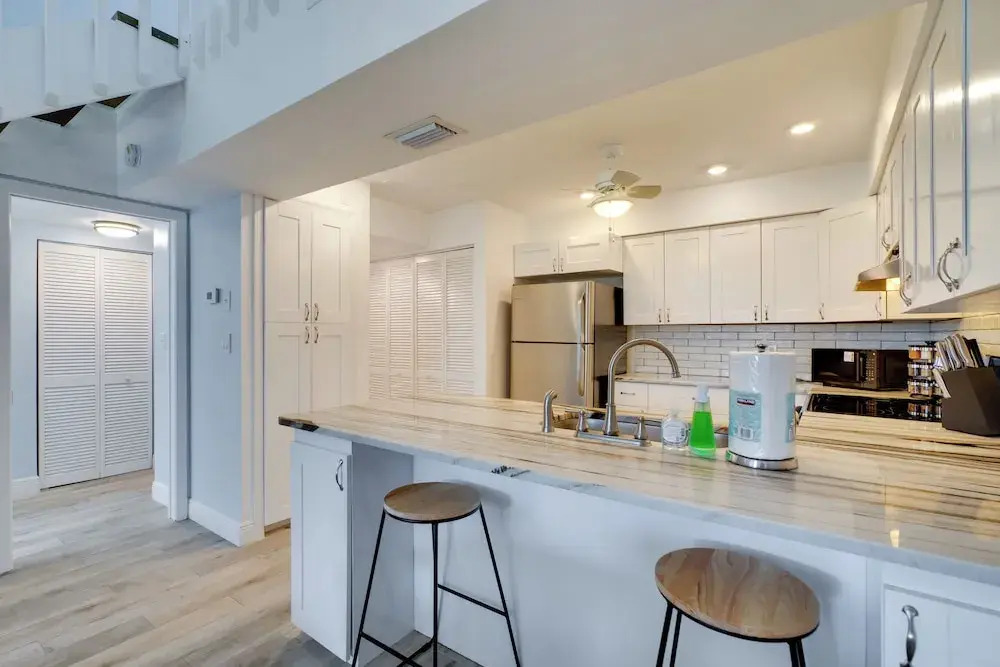 7 Mi to River District & Beach: Fort Myers Retreat