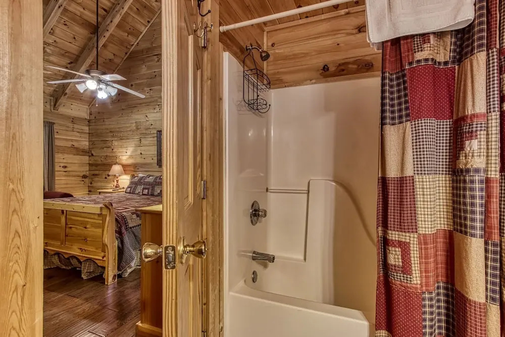 ER222 - Al's Nest - Great Location - Close To Town! 2 Bedroom Cabin by RedAwning
