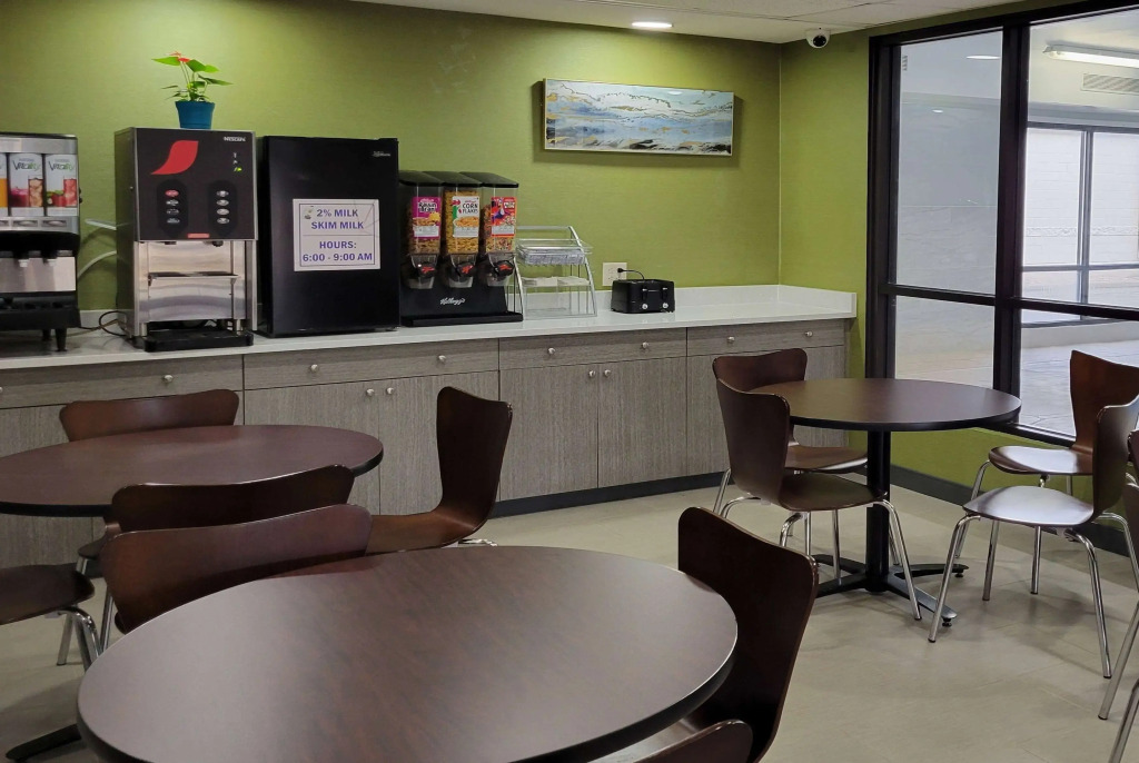 Super 8 by Wyndham Aurora/Naperville Area