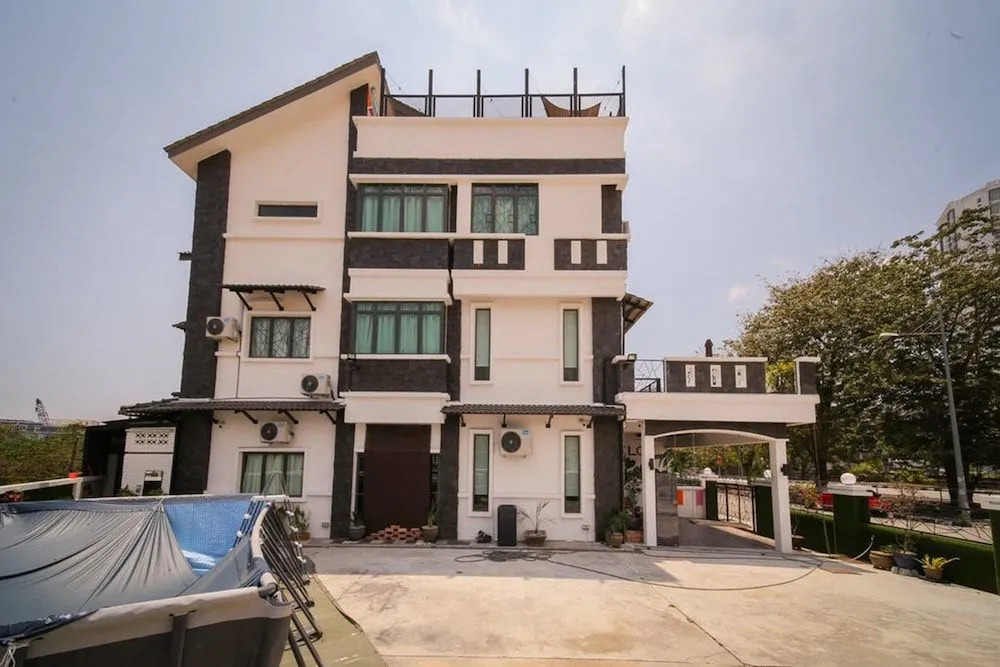 The Best Hotel in Bayan Lepas - THE LOV PENANG