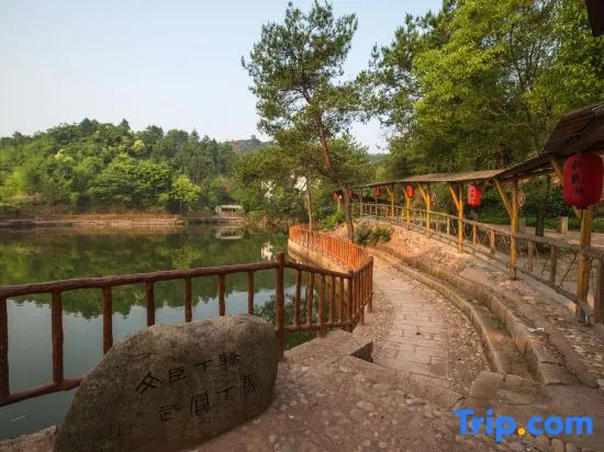 Wolong Riverside Manor