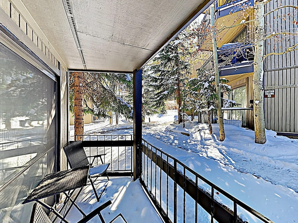New Listing! Stylish Updated Ski W/ Hot Tubs 2 Bedroom Condo
