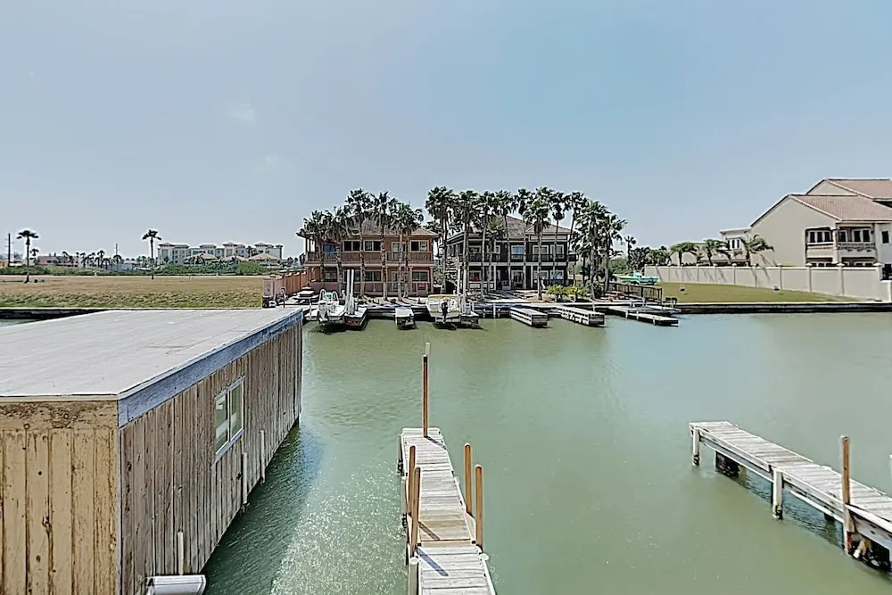 Landfall Tower W/ Balcony, Pool & Boat Slips 1 Bedroom Condo