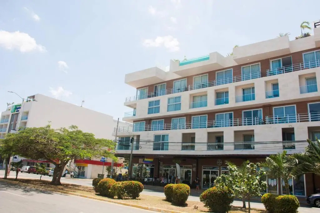 G208N Gallery Luxury Condo 5stars. Walking to the beach.