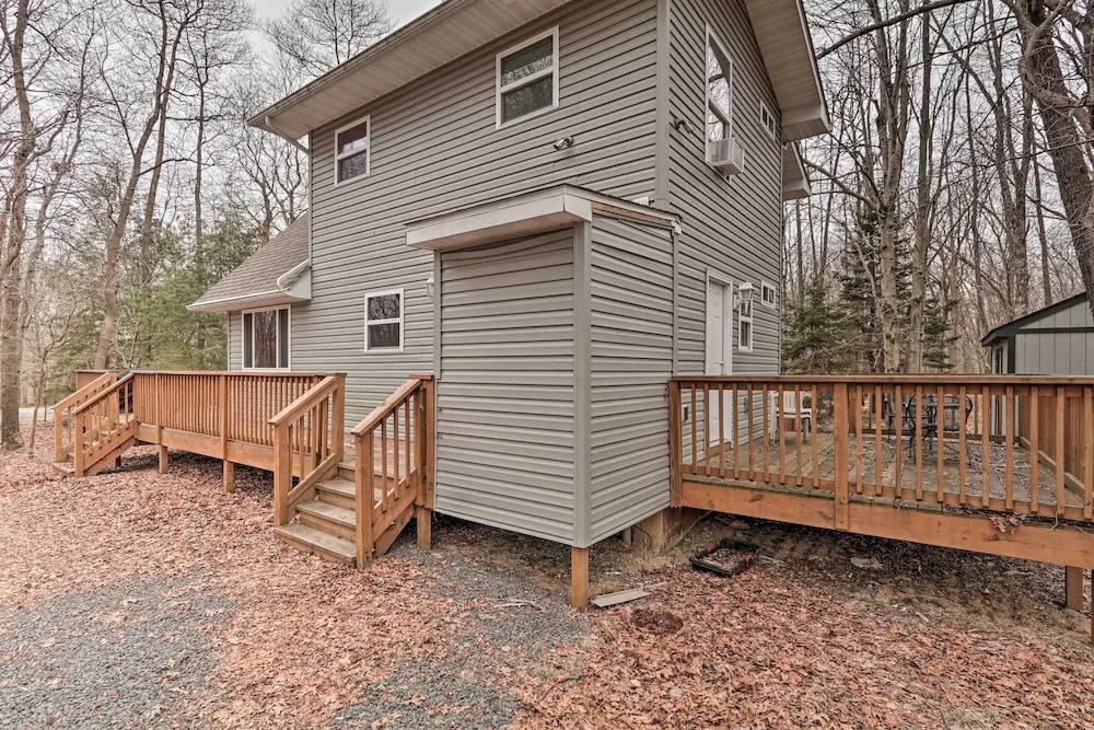 6 Mi to Skiing: Family Poconos Home w Decks!