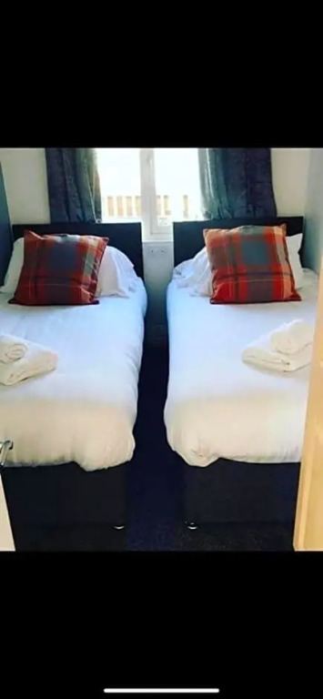 Tranquil Lodge hot tub and free golf