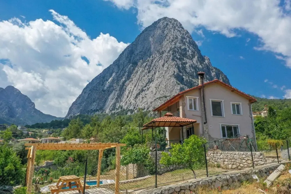 Secluded Villa with on Mountainside in Antalya
