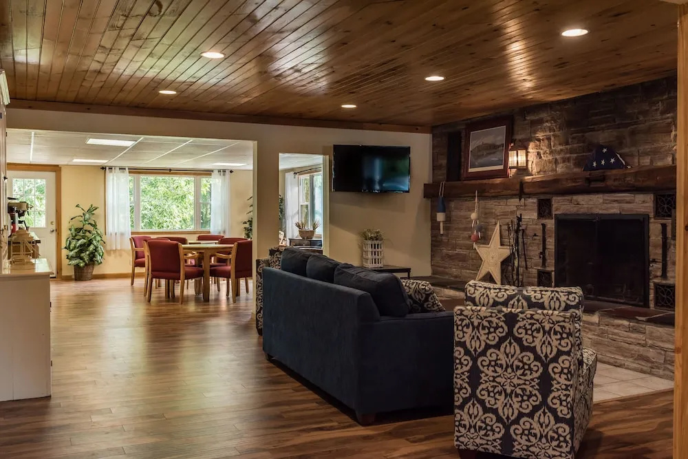 Capt.'s Inn & Suites