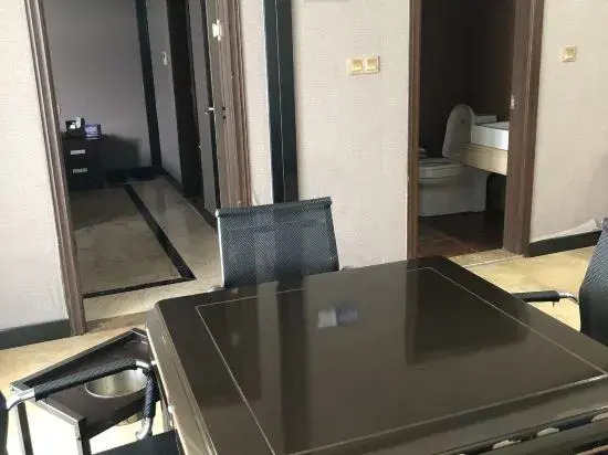 Linhai Phoenix Town Business Hotel