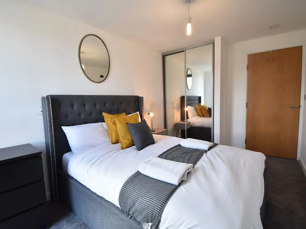 Contemporary Apartment in Sheffield near River