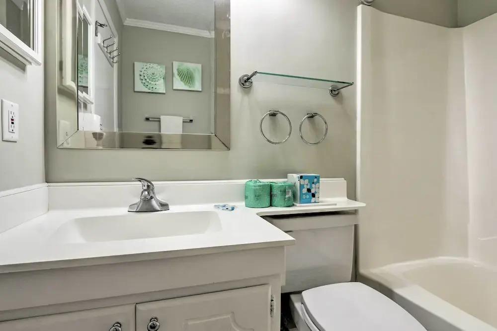 Resort Condo: Pools, Gym, Bar & Beach Access!