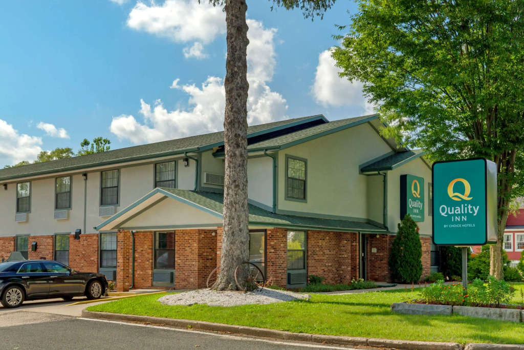 Quality Inn Lee - Lenox South
