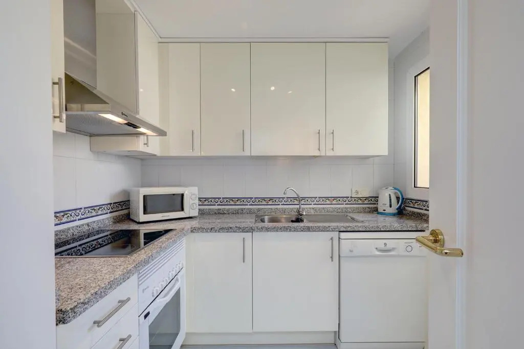 Duquesa Village Apartment - 2 Bed/2 Bath apartment with panoramic sea views