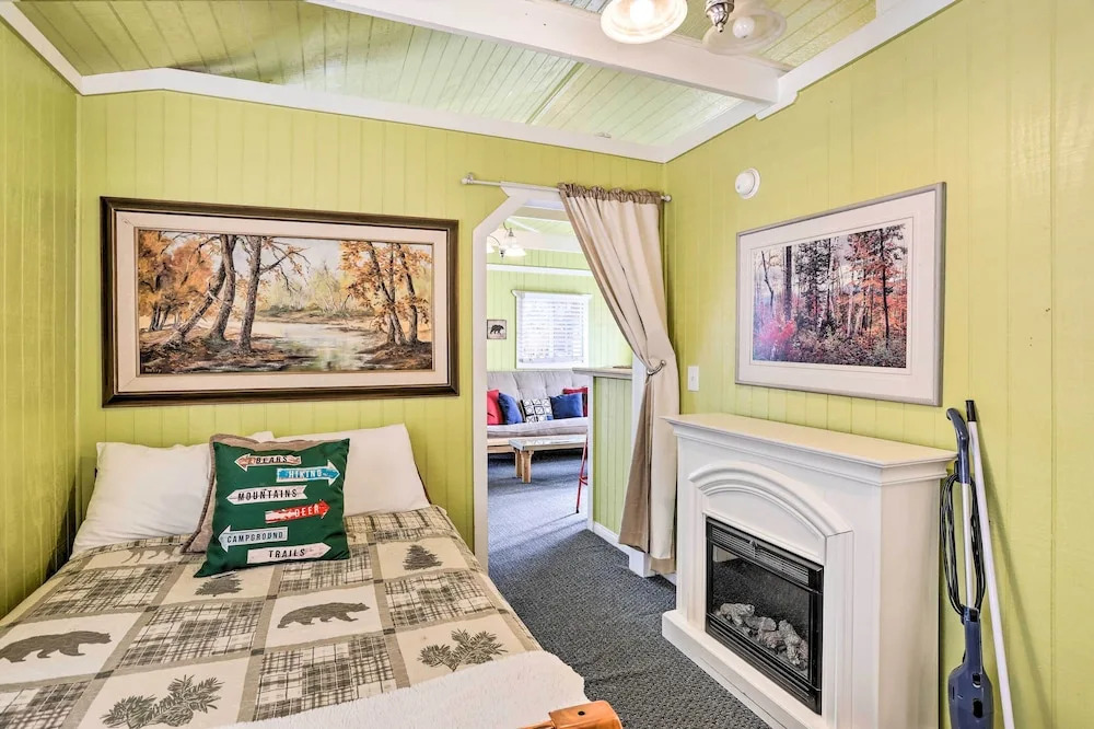 Cheerful Cabin Near Hiking & Big Bear Lake!