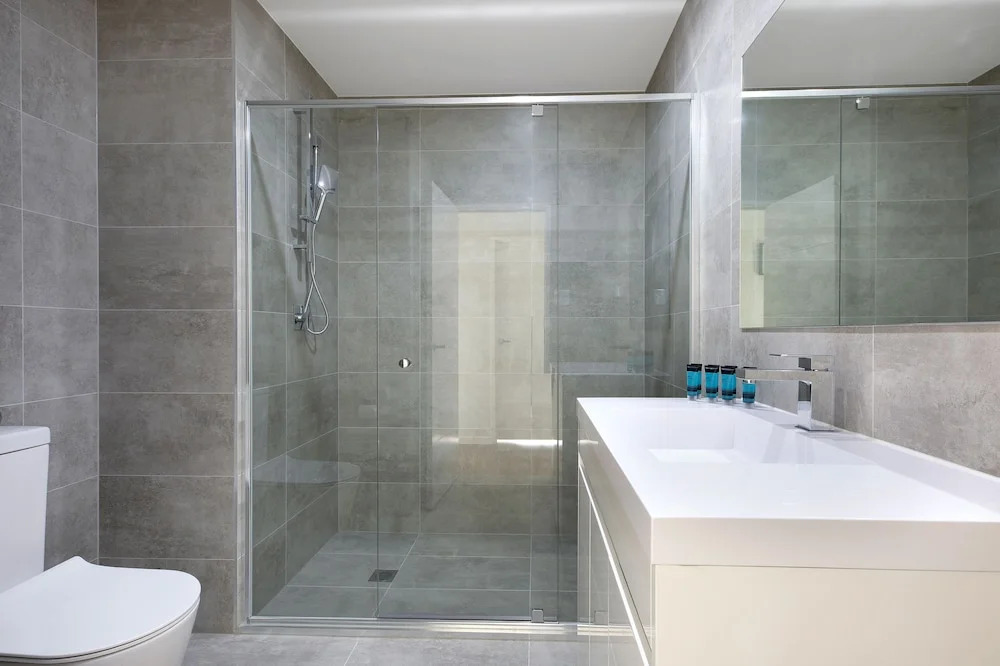 Wentworthville 2 Bedrooms 2 Bathrooms with Free Parking by KozyGuru