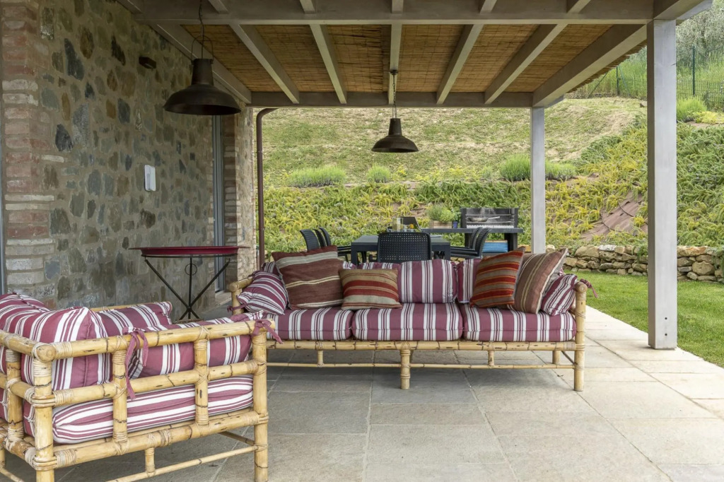 On a private road, nestled among olive trees and unspoilt landscapes, lies Villa Polvese. In an elev-Villa Polvese