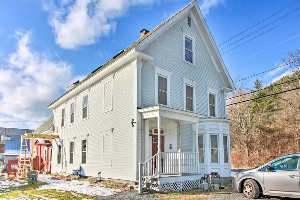 Comfy Ludlow Apartment about 3 Mi to Okemo Resort