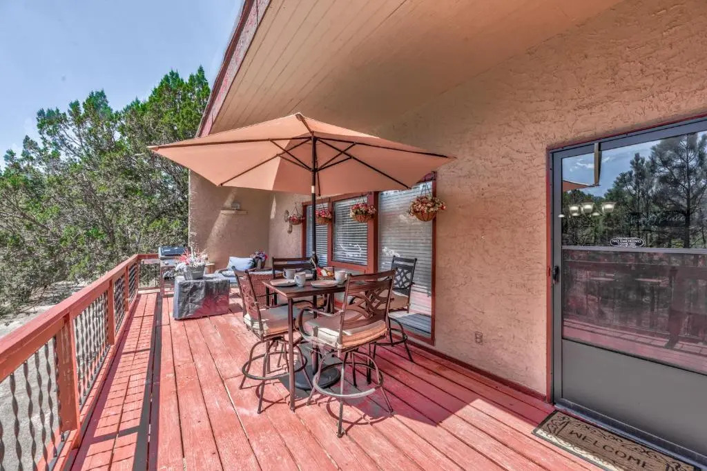 Cozy Up Haus, 3BRs, Game Room, Deck, Wi-Fi, Sleeps 8