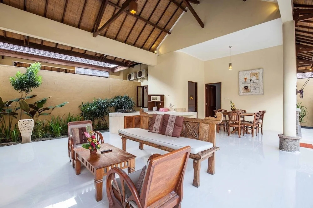 9-BR Private Pool Villa Walk to Seminyak Beach