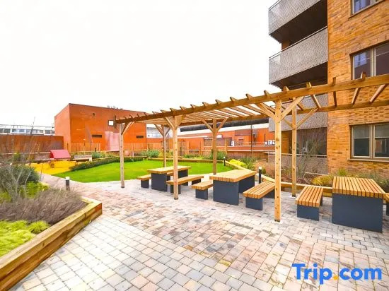 Modern 2-Bed Apartment Near Heathrow w/Parking