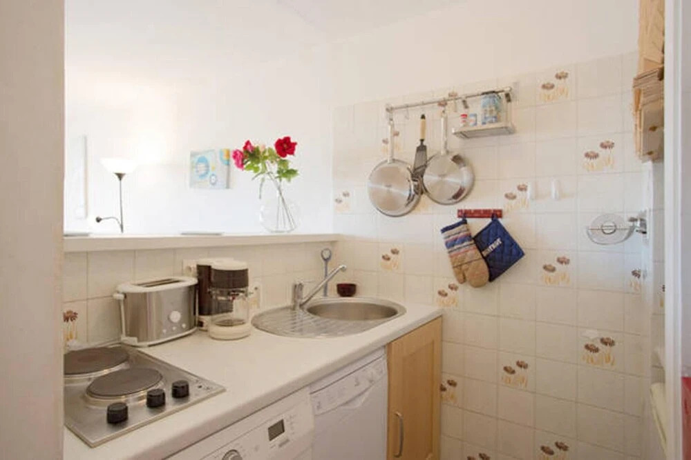Studio in Bormes-les-mimosas, With Enclosed Garden and Wifi - 400 m Fr