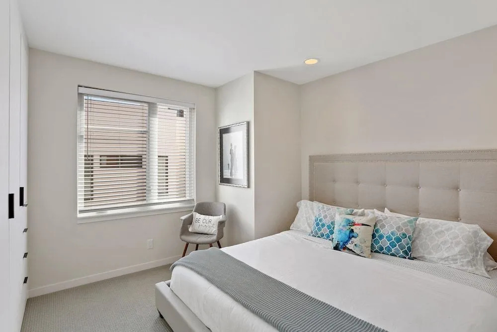 New Townhome With Stunning City and Mountain Views