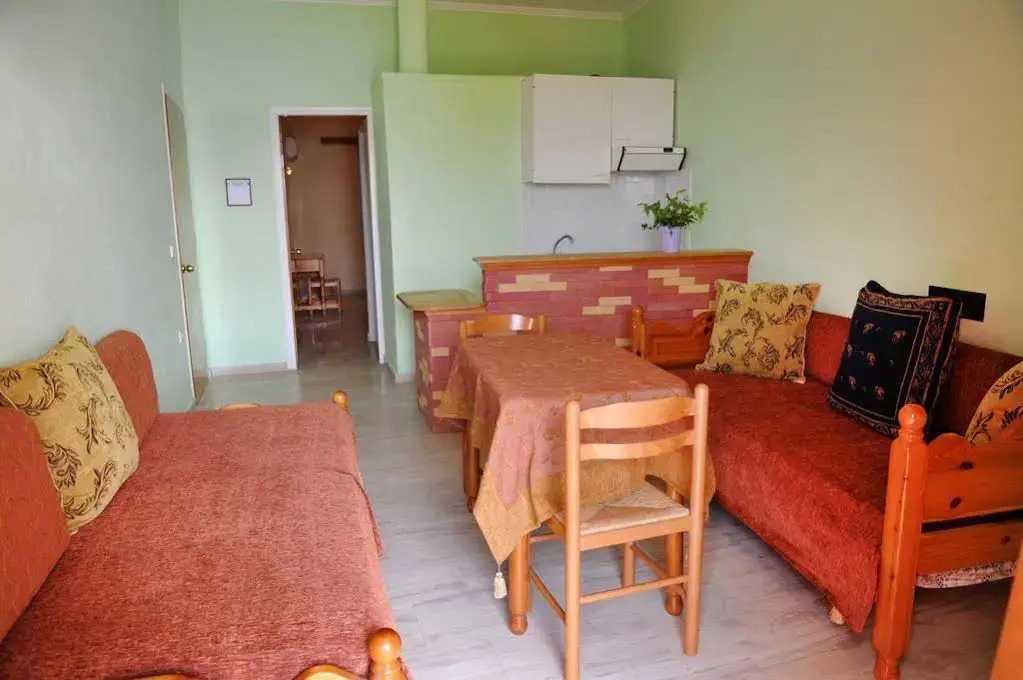 Logans Beach Hotel
