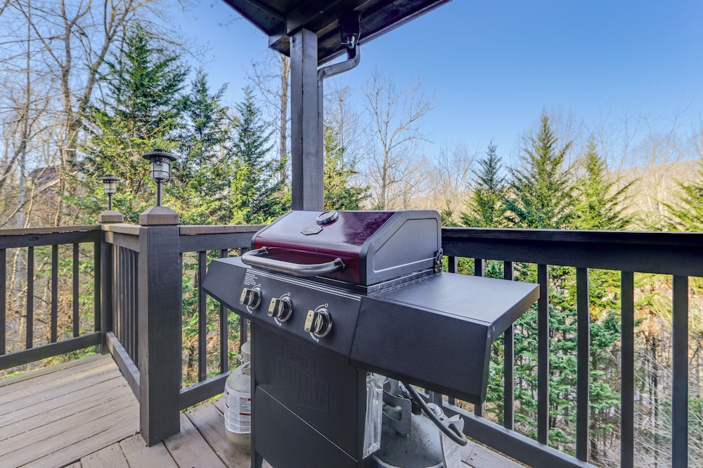 Mtn-view Getaway w/ Lake Access in Whittier!