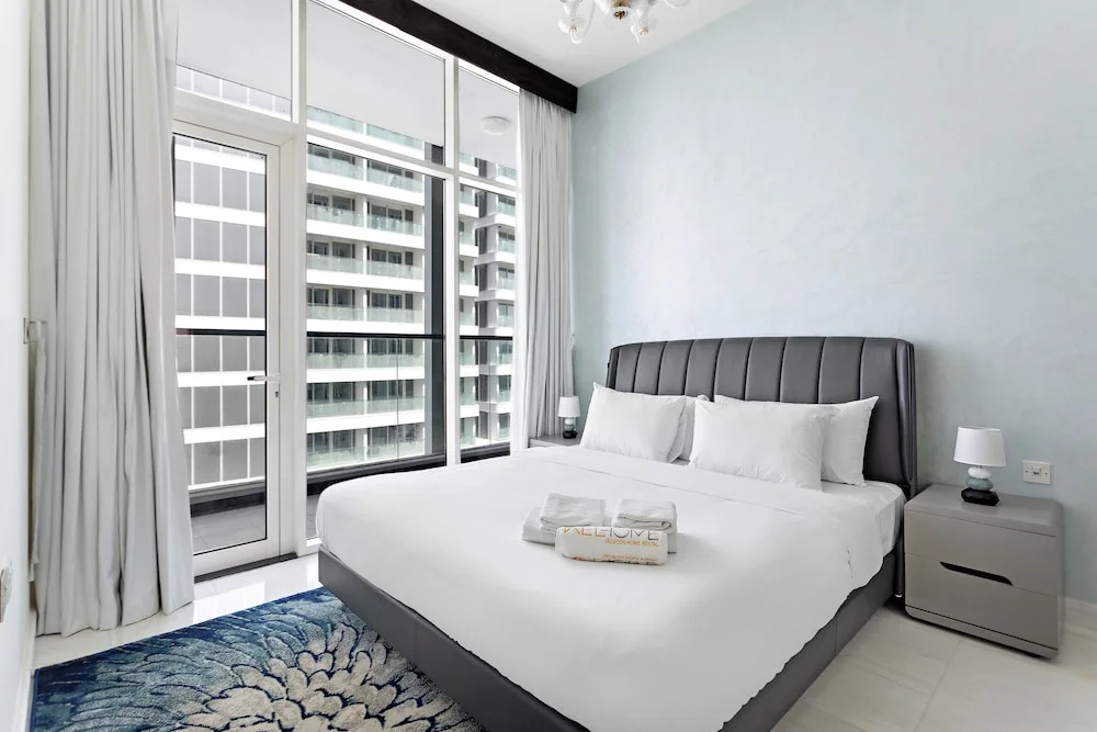 WelHome - Opulent Retreat With Panoramic Cityscape Views