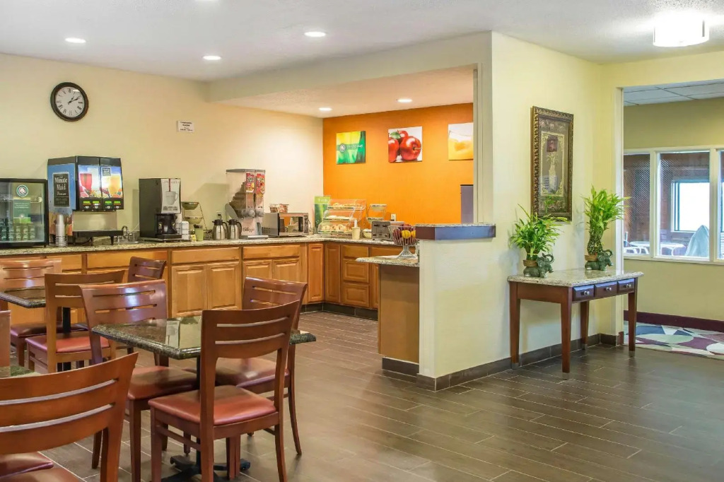 Quality Inn & Suites Bloomington I-55 and I-74