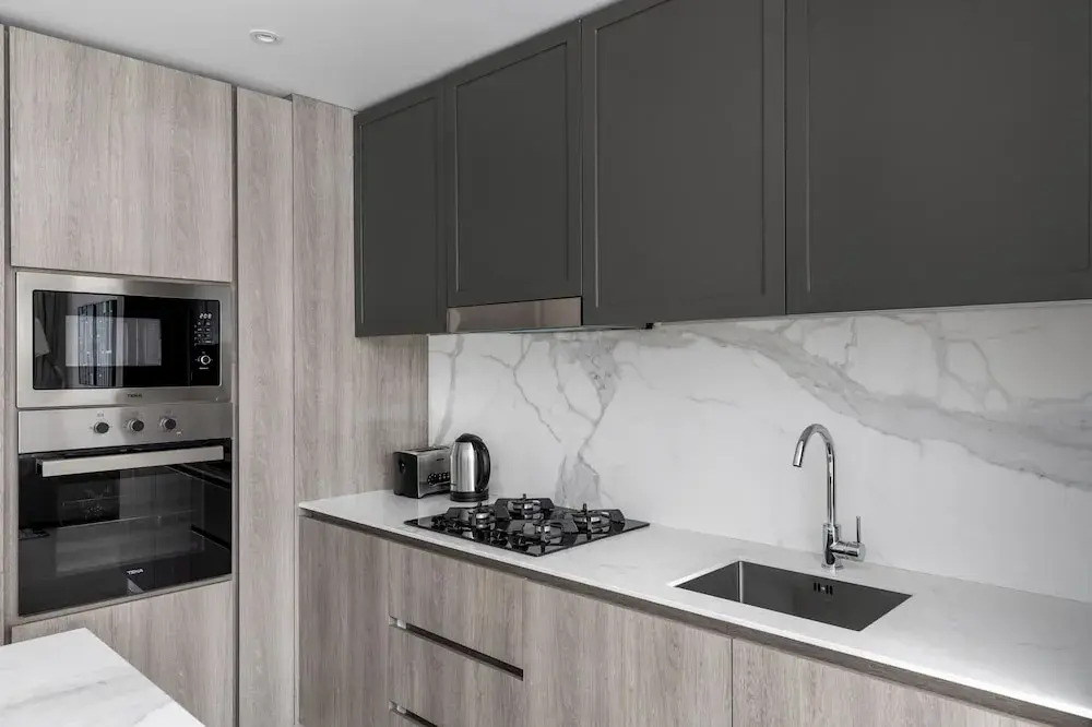 Waves - Luxurious Comfort with City Views in Oxford 212