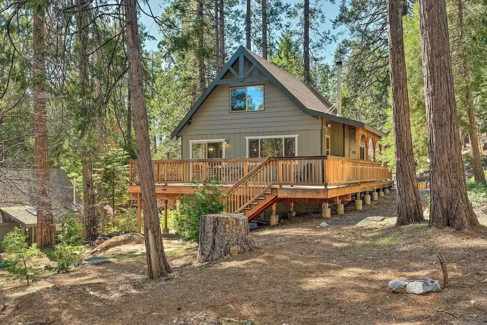 Game Room & Deck: Oso Cozy Cabin in Arnold!