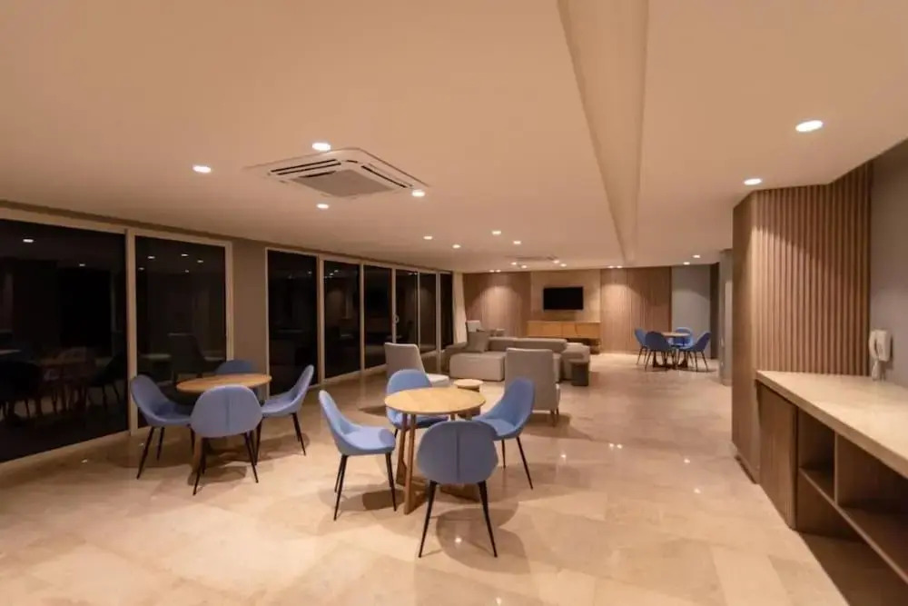 Spacious Apartment in a Modern Condominium w Lovely View