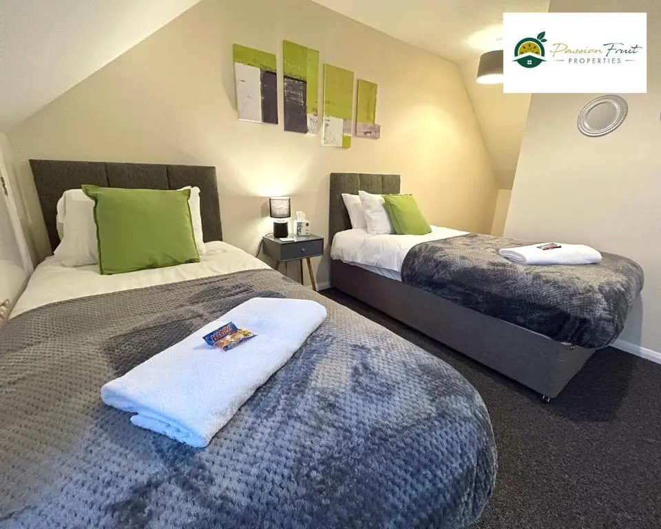 3 Bedroom 2 Bath House By Passionfruitproperties Close To Coventry City Centre - Free Wi-Fi, Driveway And Garden - 8RWC