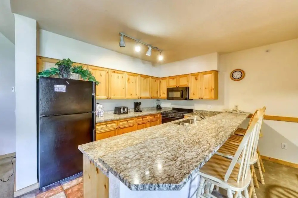 Spacious 4 Bedroom Mountain Vacation Rental With Private Hot Tub and Free Shuttle to Slopes