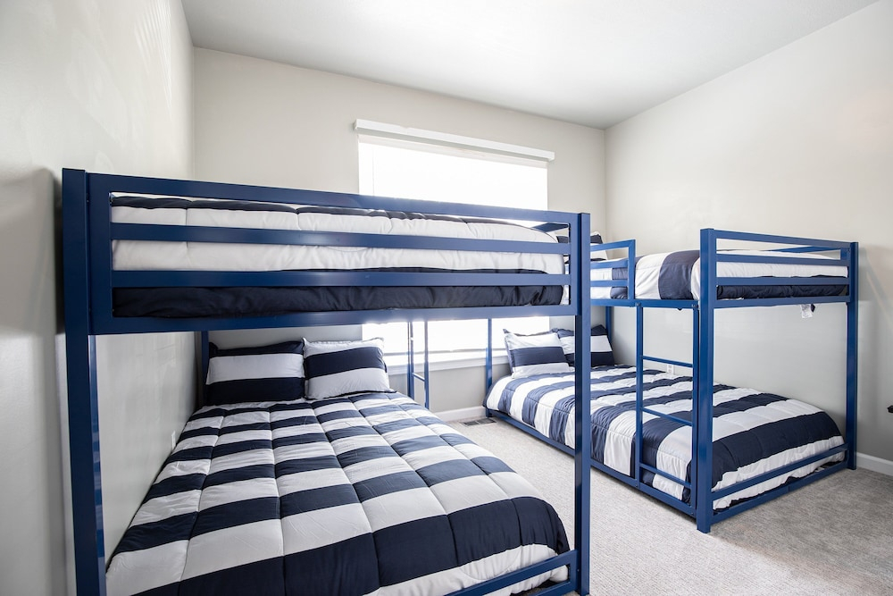 Sleeps 30! Decks, Docks & Lake Life!