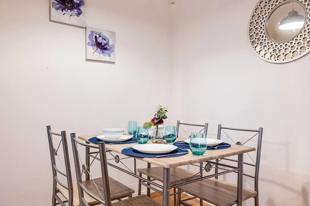Lovely 2 Bedroom Apartment With Fireplace