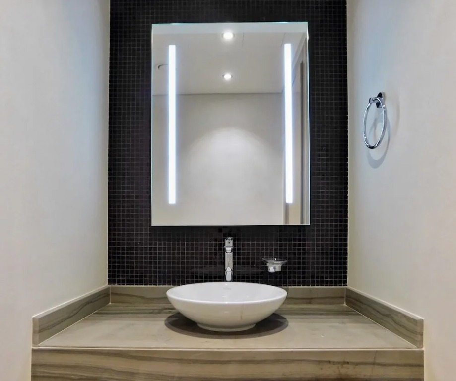 Luton Vacation Damac Paramount Tower