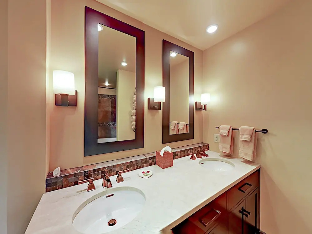 Beautiful 4br + Den W/ Hot Tub & Views - Near Slopes 4 Bedroom Home