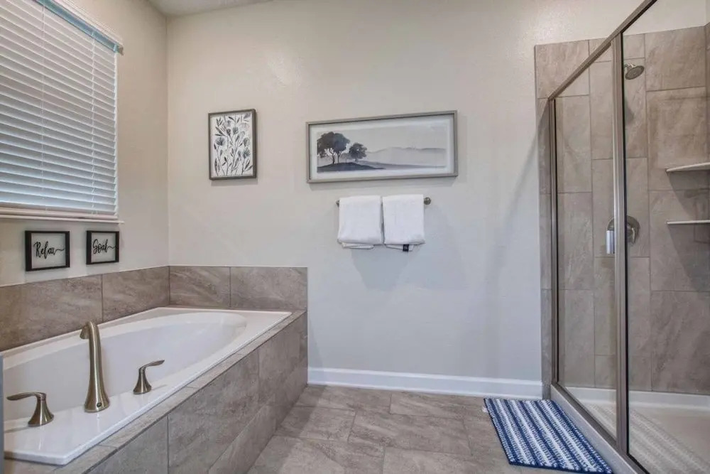 Storey Lake 8 Bed Lake Front Pool & Spa - 1684str 8 Bedroom Home by RedAwning