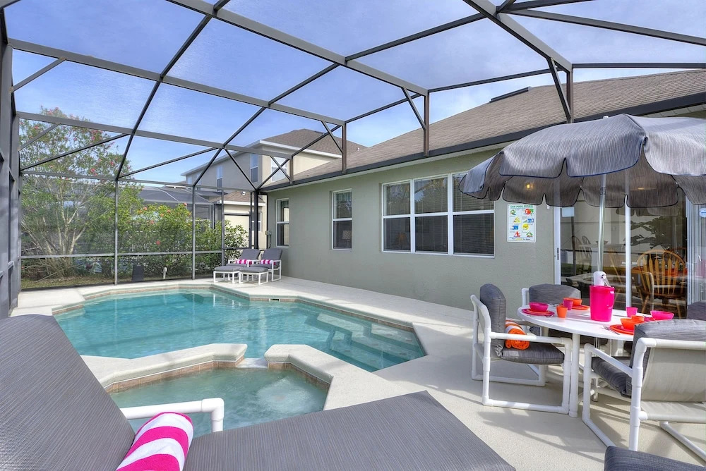 4 Bed Luxury at Legacy Park: Pool, Spa, Games Room