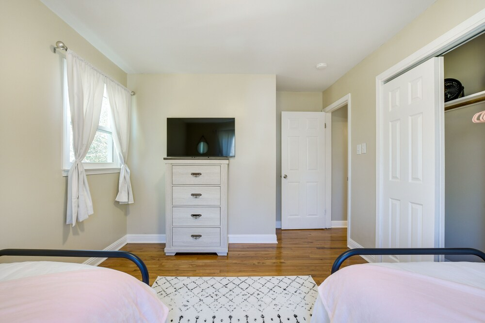 Sunny Family Home, 3 Mi to High Point Market!