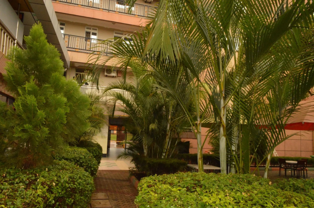 Super Paradise Hotel