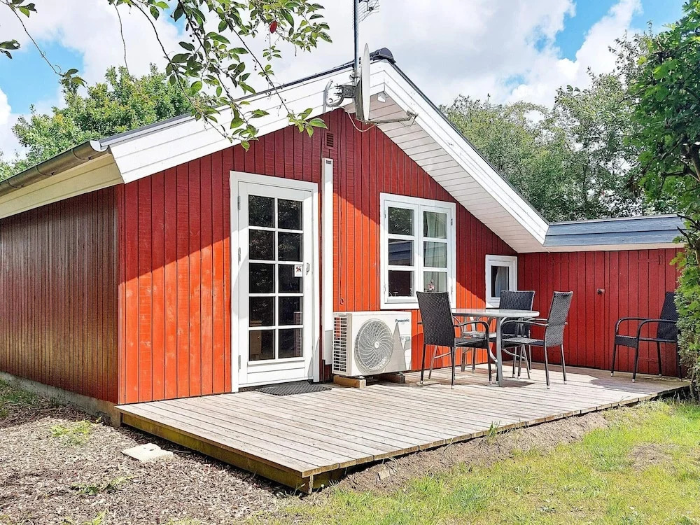 Pretty Cottage in Hemmet near Sea