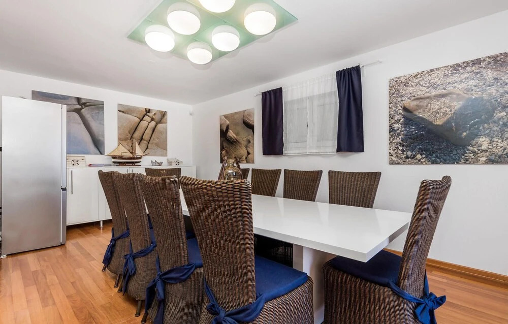 5 Bedroom Awesome Home In Pag