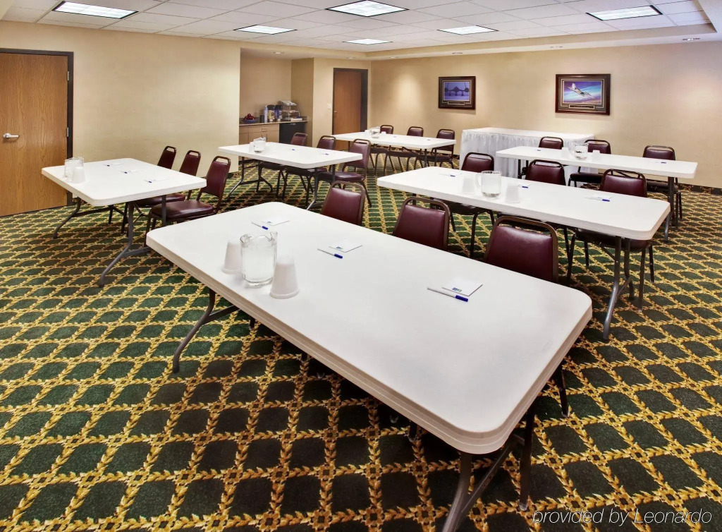 Holiday Inn Express & Suites Bellevue -Omaha Area- by IHG