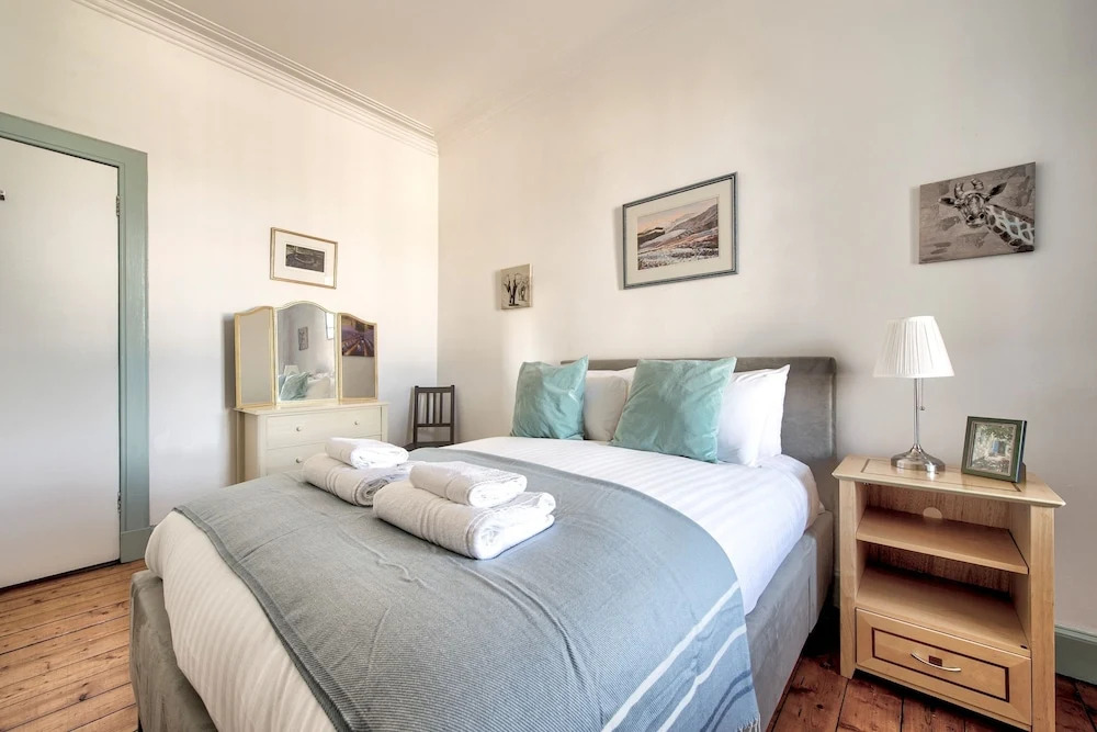 Cosy 2BR Home, 5 Minutes From Edinburgh Waverley!