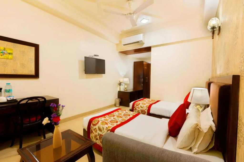 Hotel WHITE & BLUE Delhi Airport