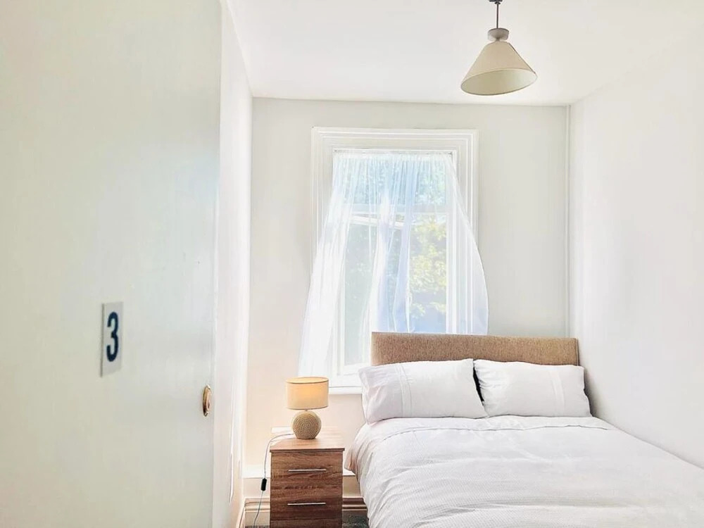 Spacious 6 double-bed rooms C2C Southend