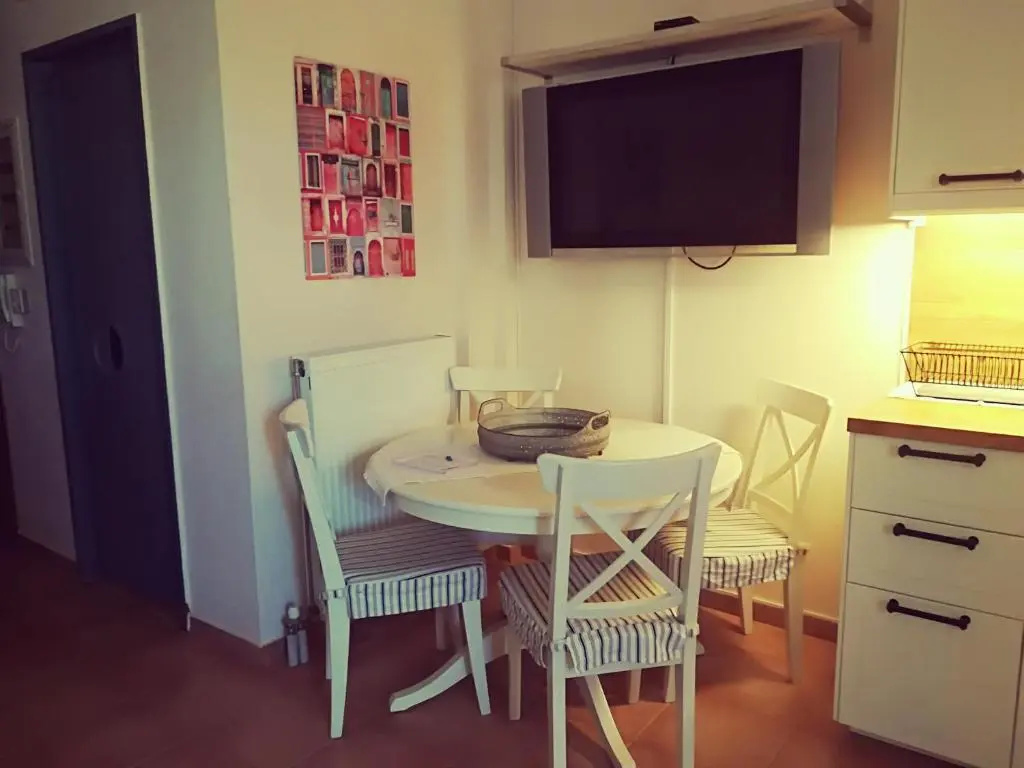 Lux House next to the Airport of Athens. Transport 24h